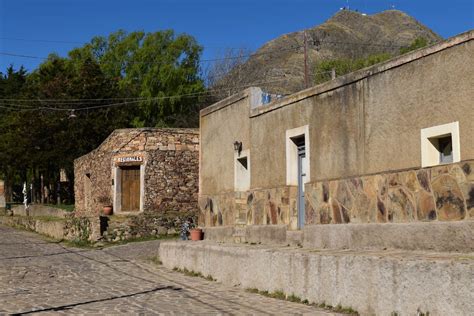 vista a las casas de piedra en La Carolina