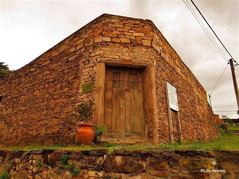 vista a una casa de piedra con puerta de madera