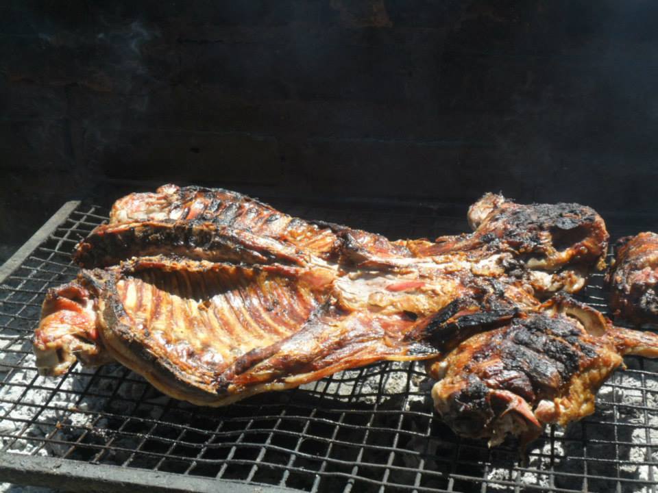 vista a un corderito a la parrilla
