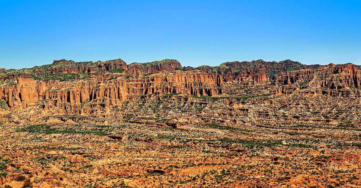 vista a una montaña desde lejos